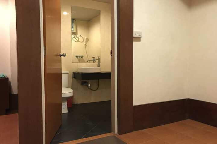 Room 6 of 10