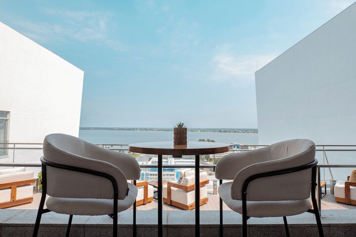 Lounge 54 of 60
