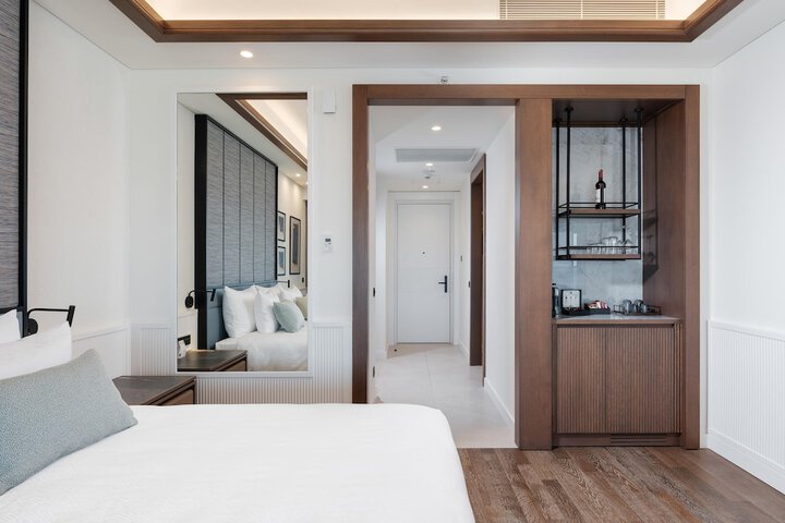 Room 93 of 888