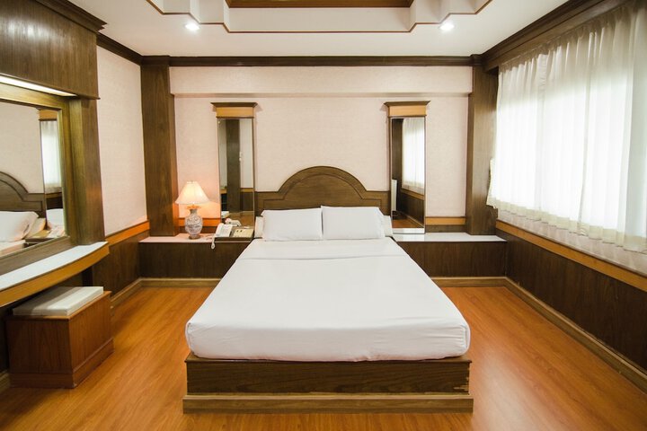 Room 4 of 11