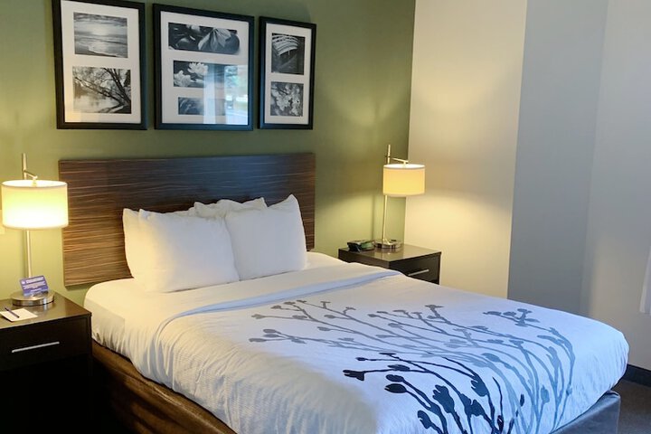 Queen Bed Accessible (18 of 18)
