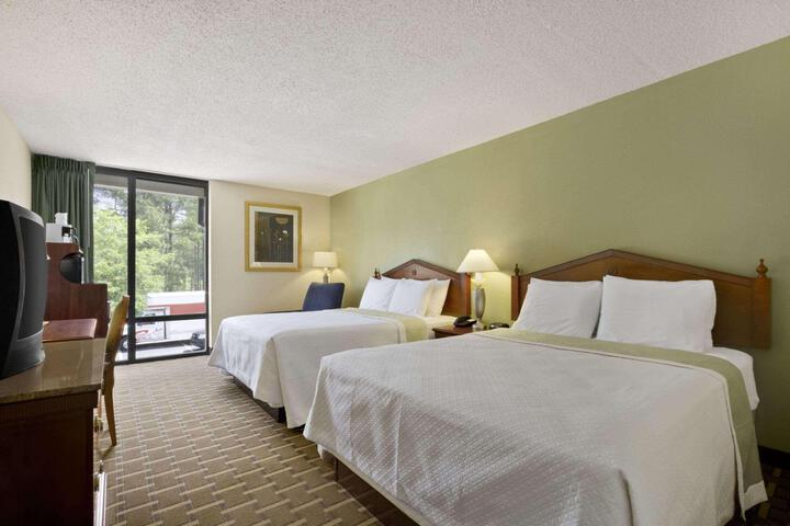 2 Double Beds Mobility Accessible (5 of 9)