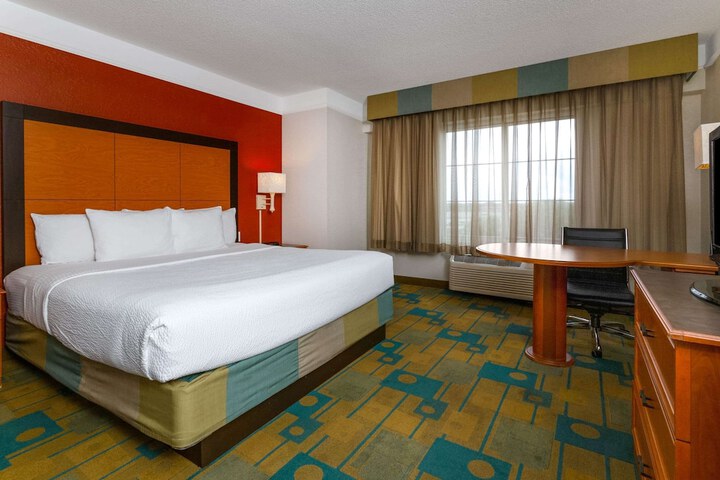 1 King Bed Executive Room (8 of 12)