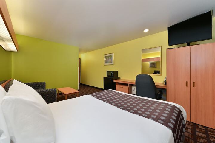 1 King Bed Suite (6 of 9)