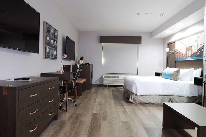 Room 33 of 60