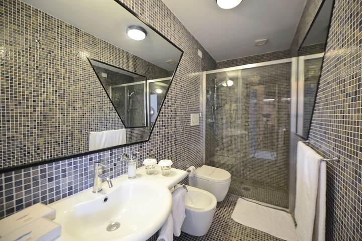 Room 5 of 75