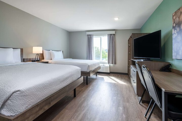 1 Queen Bed Mobility Accessible Bathtub with Grab Bars (17 of 25)