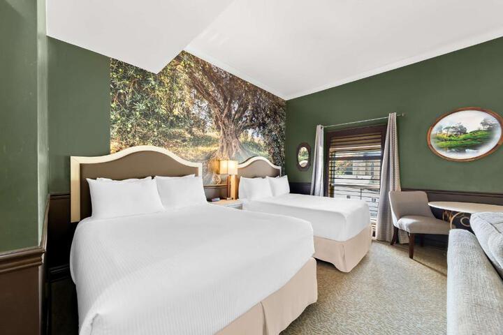 Suite 2 Queen Beds Sitting Area WiFi Coffee and Tea Maker Bathtub and Shower Continental Breakfast (6 of 29)