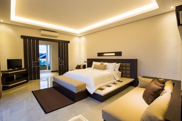 Room 3 of 176