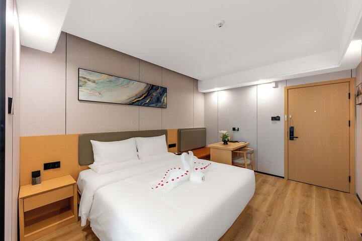 Room 9 of 32