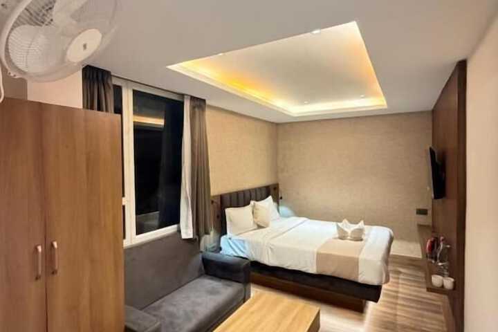 Room 15 of 32