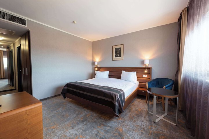 Room 14 of 82