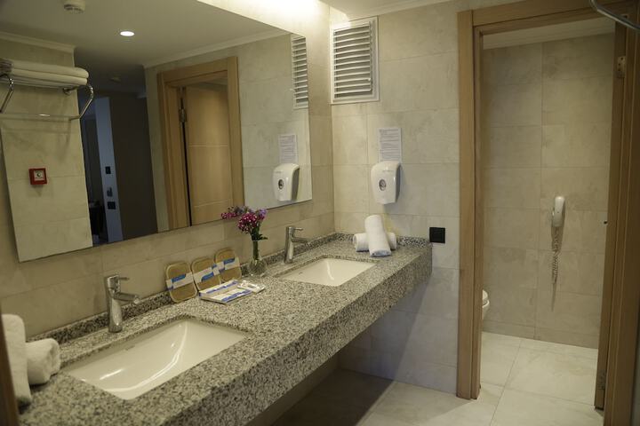 Room 42 of 164
