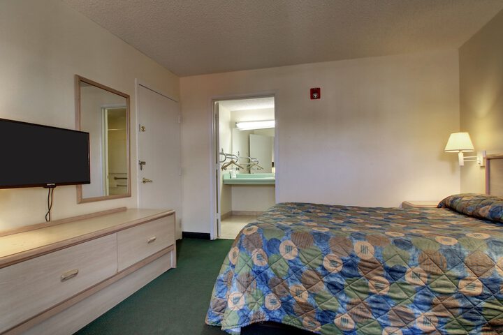 Deluxe Single King Bed (1 of 5)