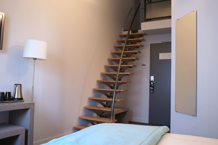 Room 7 of 32