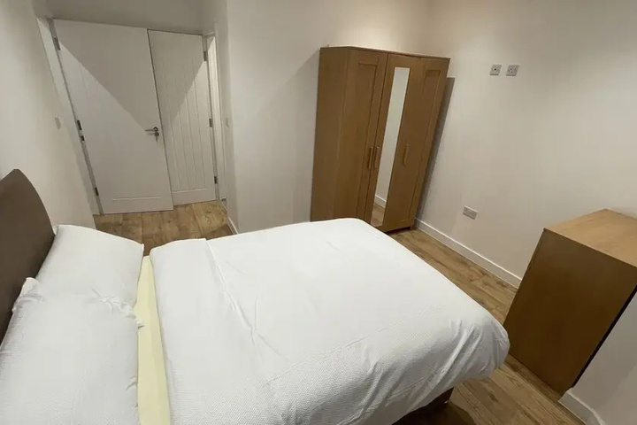 Room 10 of 18