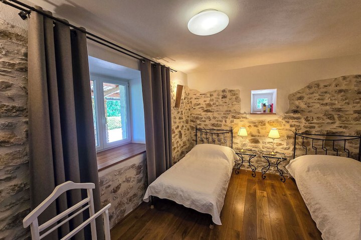 Room 6 of 42