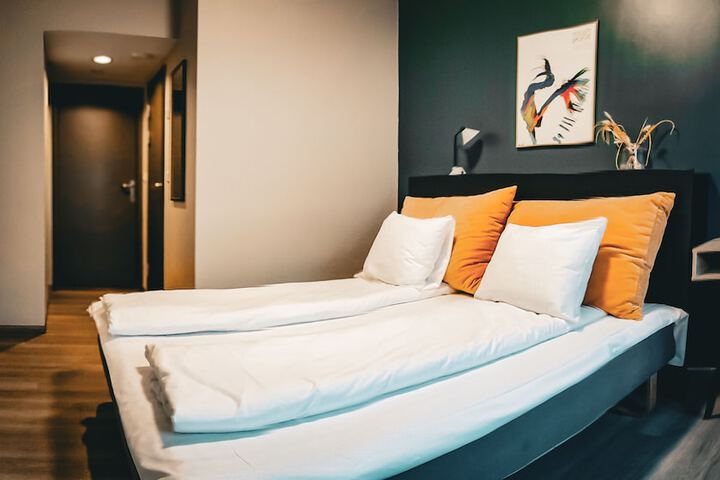 Room 4 of 28