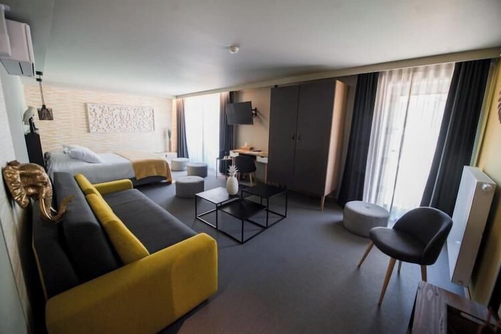 Room 9 of 24