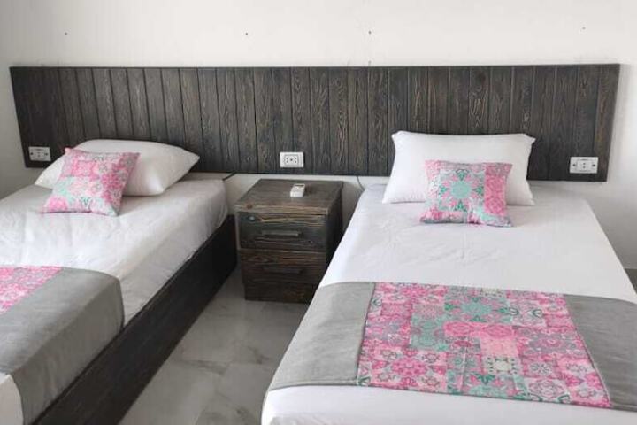 Room 2 of 43