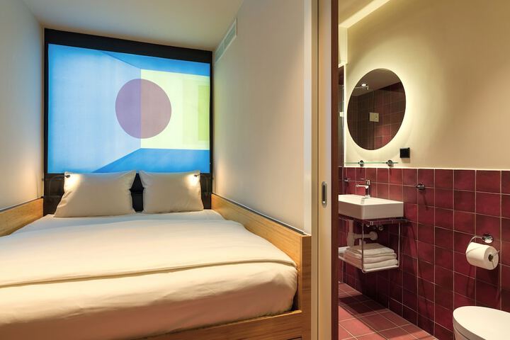 Room 10 of 32