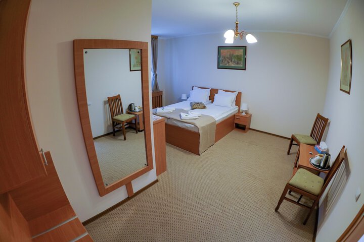 Room 4 of 37