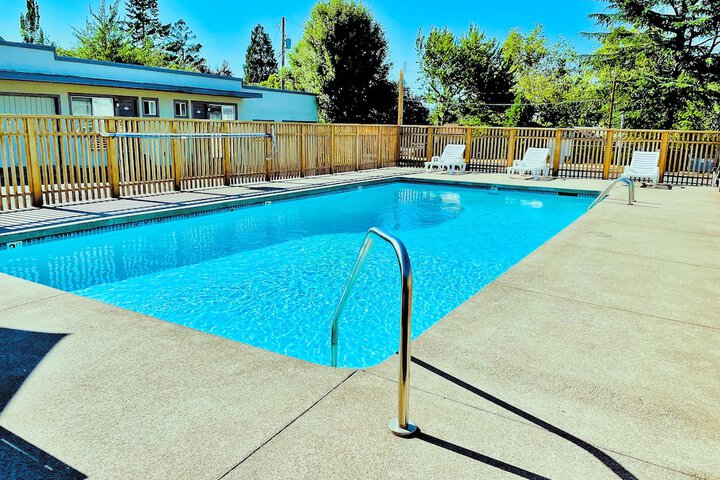 Hotel with Pool