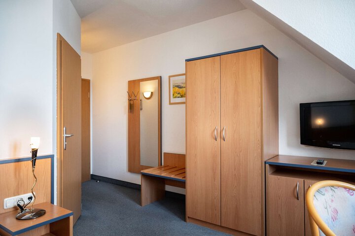 Room 5 of 32