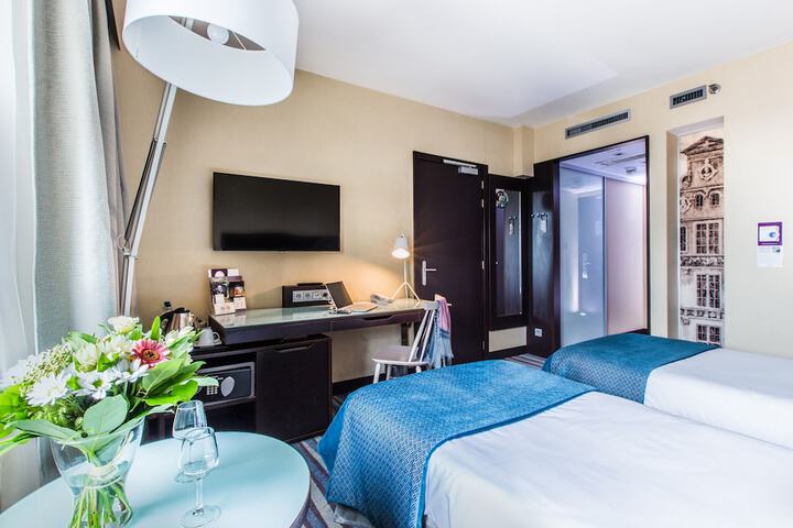Room 4 of 160