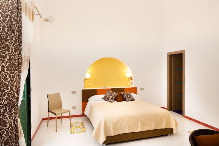 Room 8 of 33