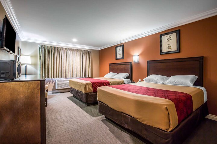 2 Queen Beds (6 of 10)