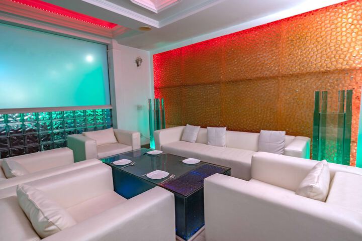 Lounge 33 of 42