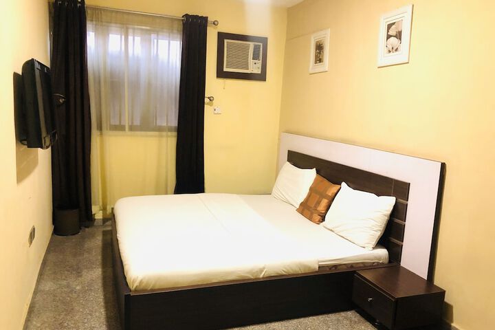 Room 10 of 14