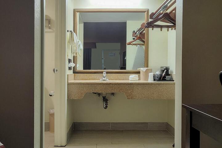 Deluxe Room with 2 Queen Beds (7 of 7)