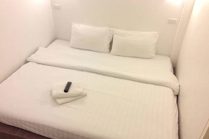 Room 11 of 32