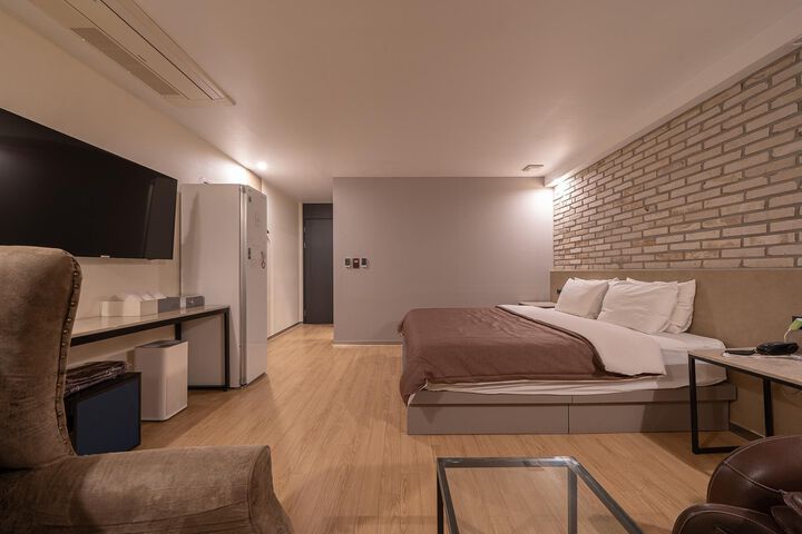 Room 35 of 64