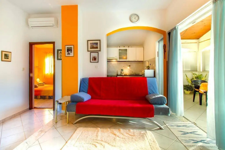 Room 4 of 15