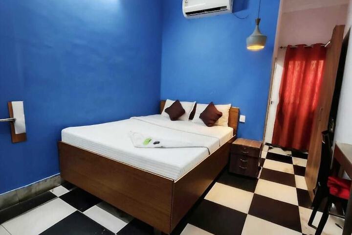 Room 32 of 83