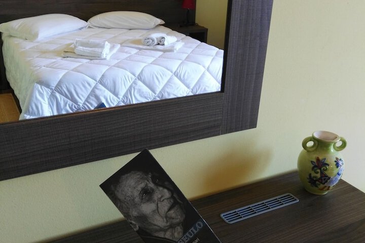 Room 5 of 102