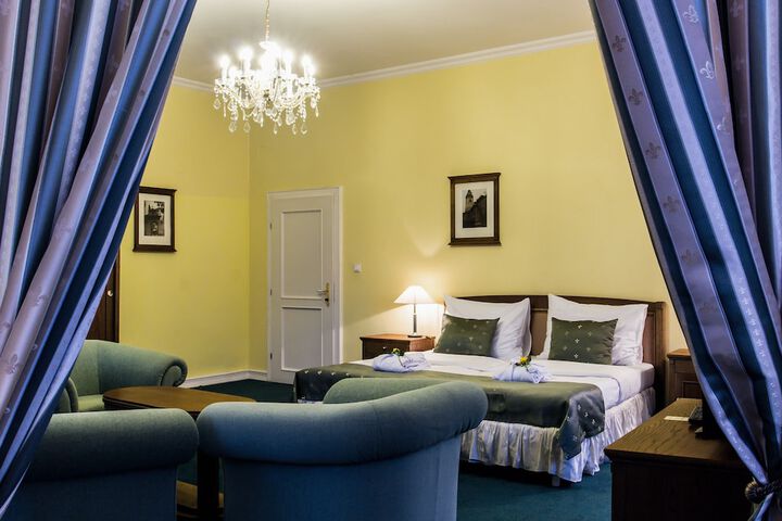 Room 44 of 90