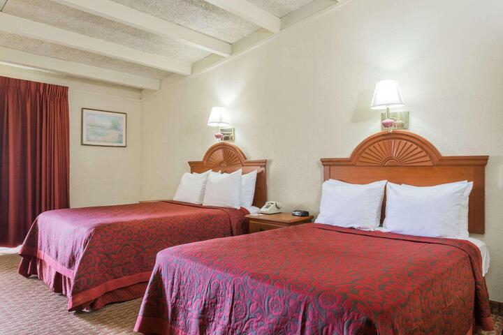 2 Queen Beds (11 of 16)