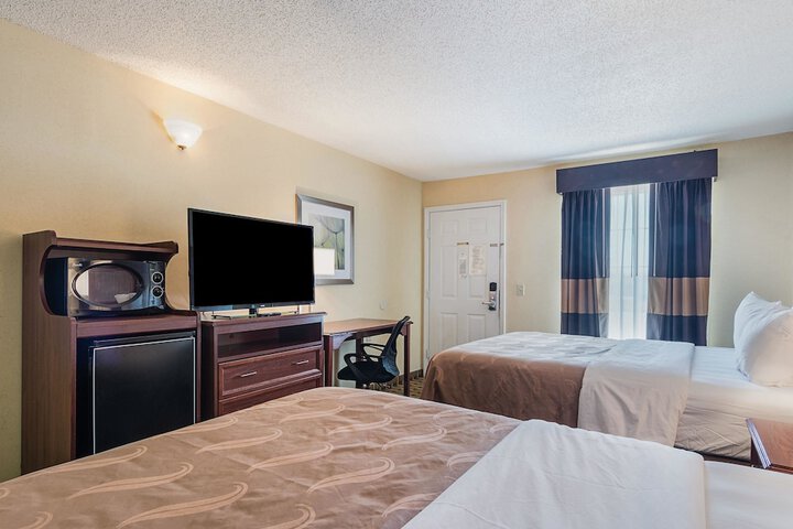 2 Queen Beds (6 of 9)