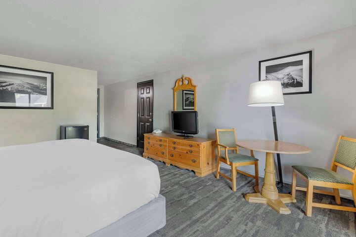 1 King Bed (1 of 10)