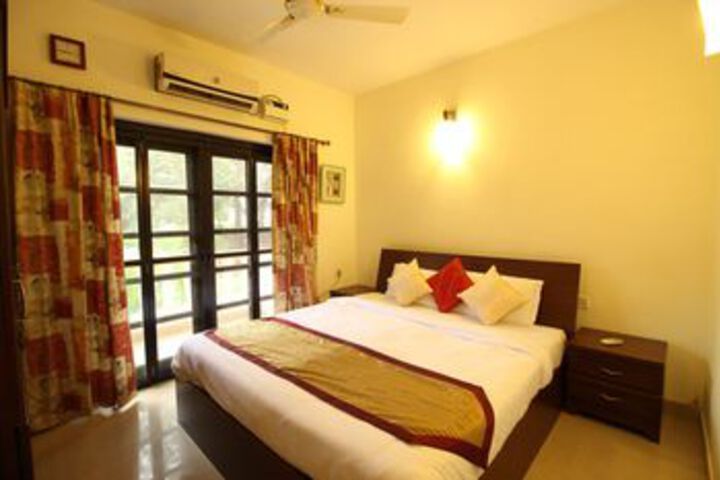 OYO 9868 Home Poolside 1 BHK Candolim