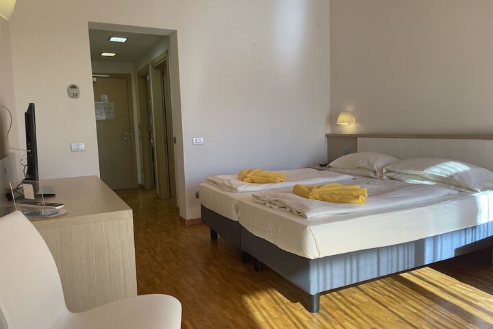 Room 10 of 77