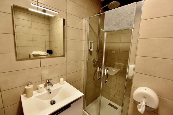 Room 4 of 7