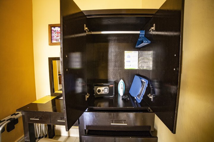 Room 10 of 38