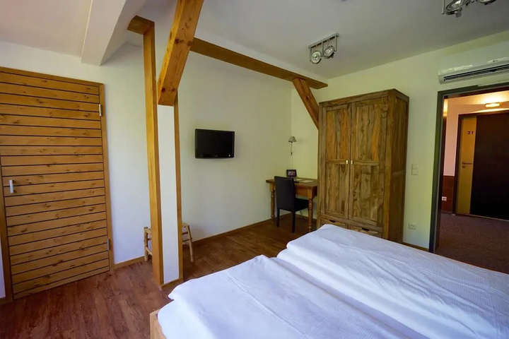 Room 4 of 16