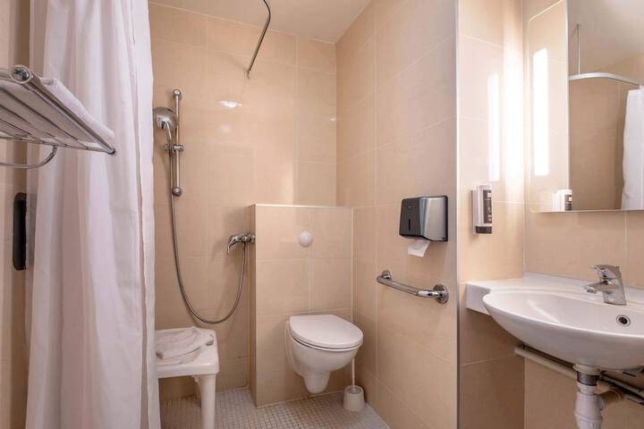 Room 43 of 64