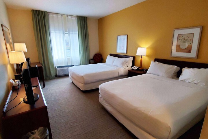 1 Queen Bed (3 of 13)